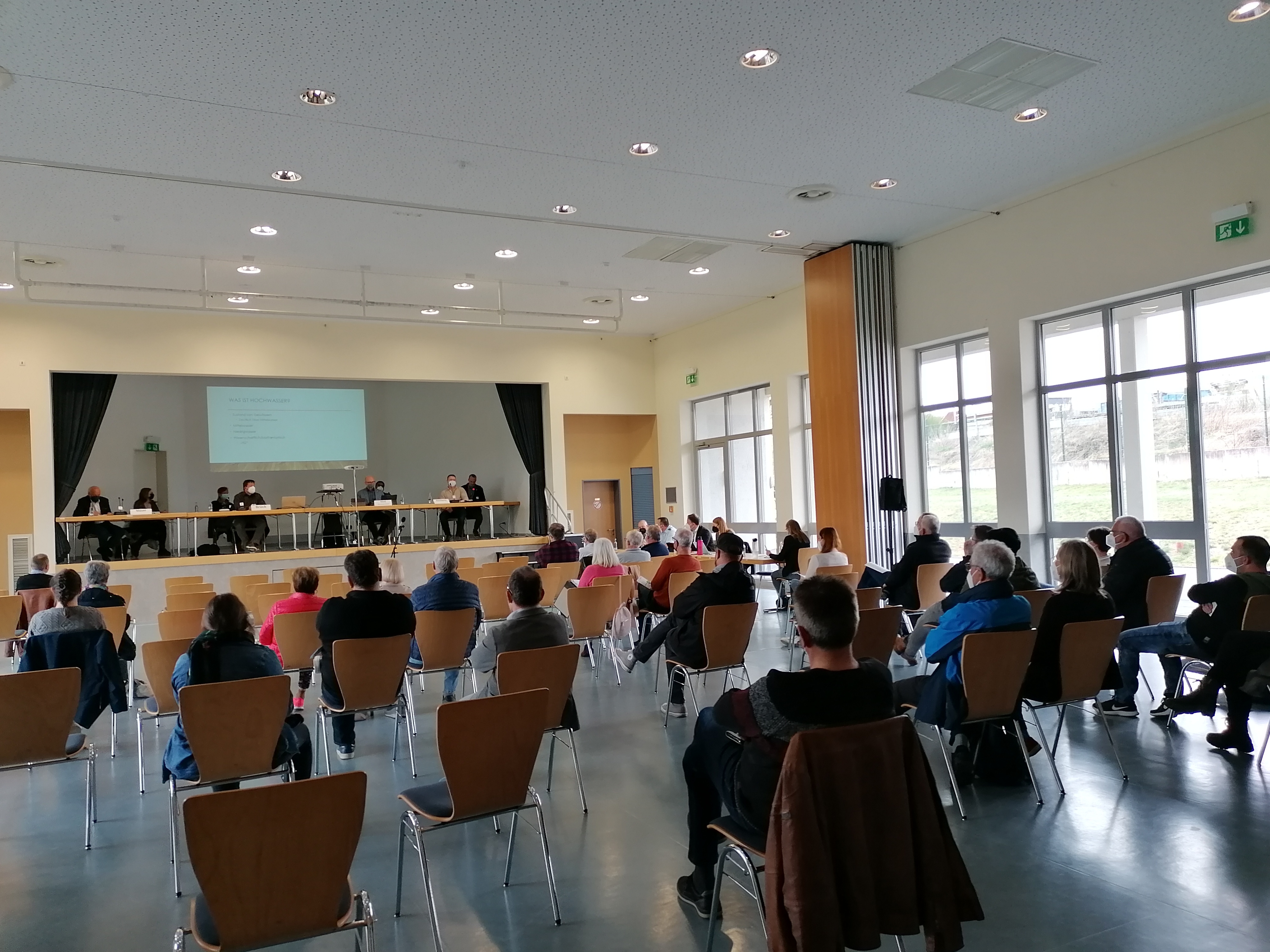 Bürgerinnen und Bürger folgen der Power Point Präsentation bei der Einwohnerversammlung