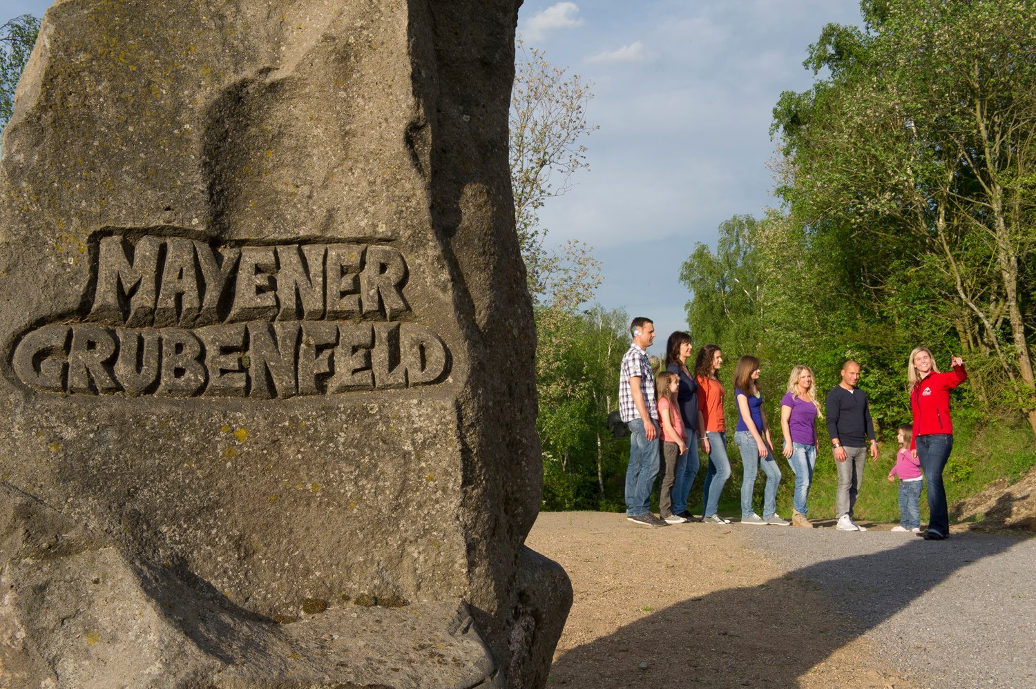 Eine Führung auf dem Geländes des Mayener Grubenfeldes