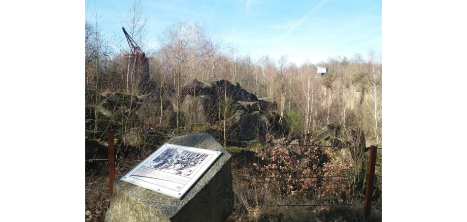 Basaltstein mit einer Geschichtlichen Textscheibe  auf dem Grubenfeld bei tollem Wetter