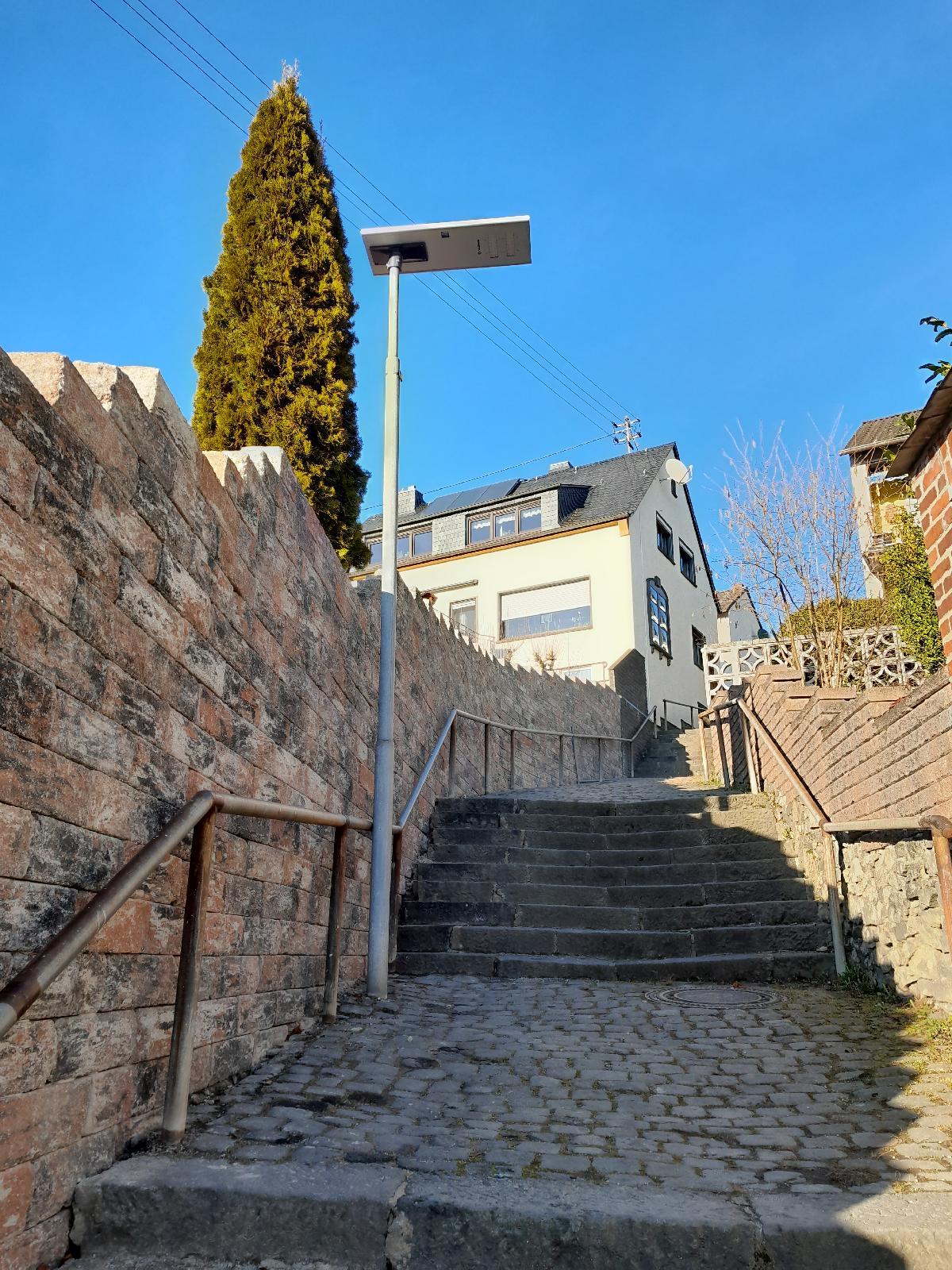 Eine Solarleuchte am Treppenaufstieg am Römerstieg