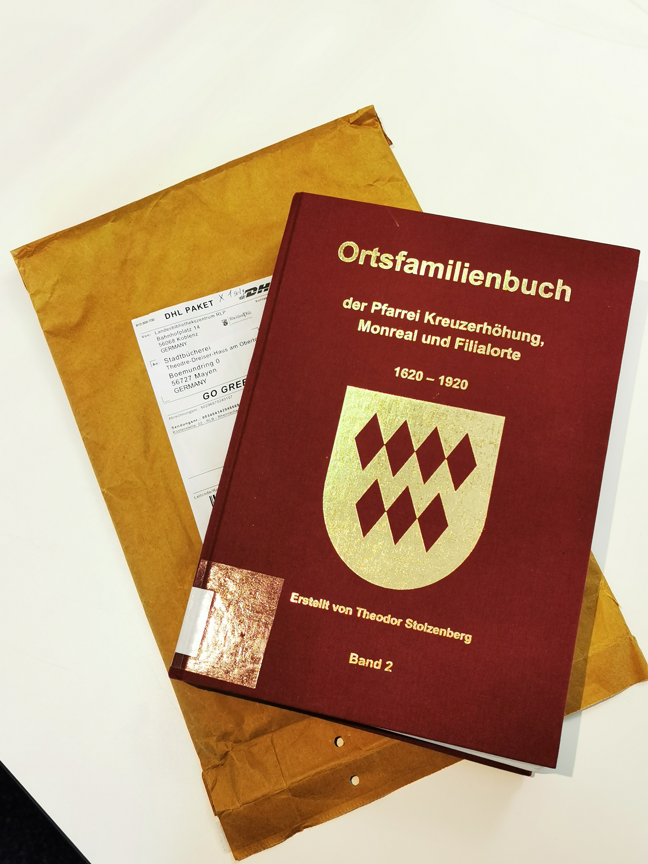 Rotes Buch mit goldener Schrift 