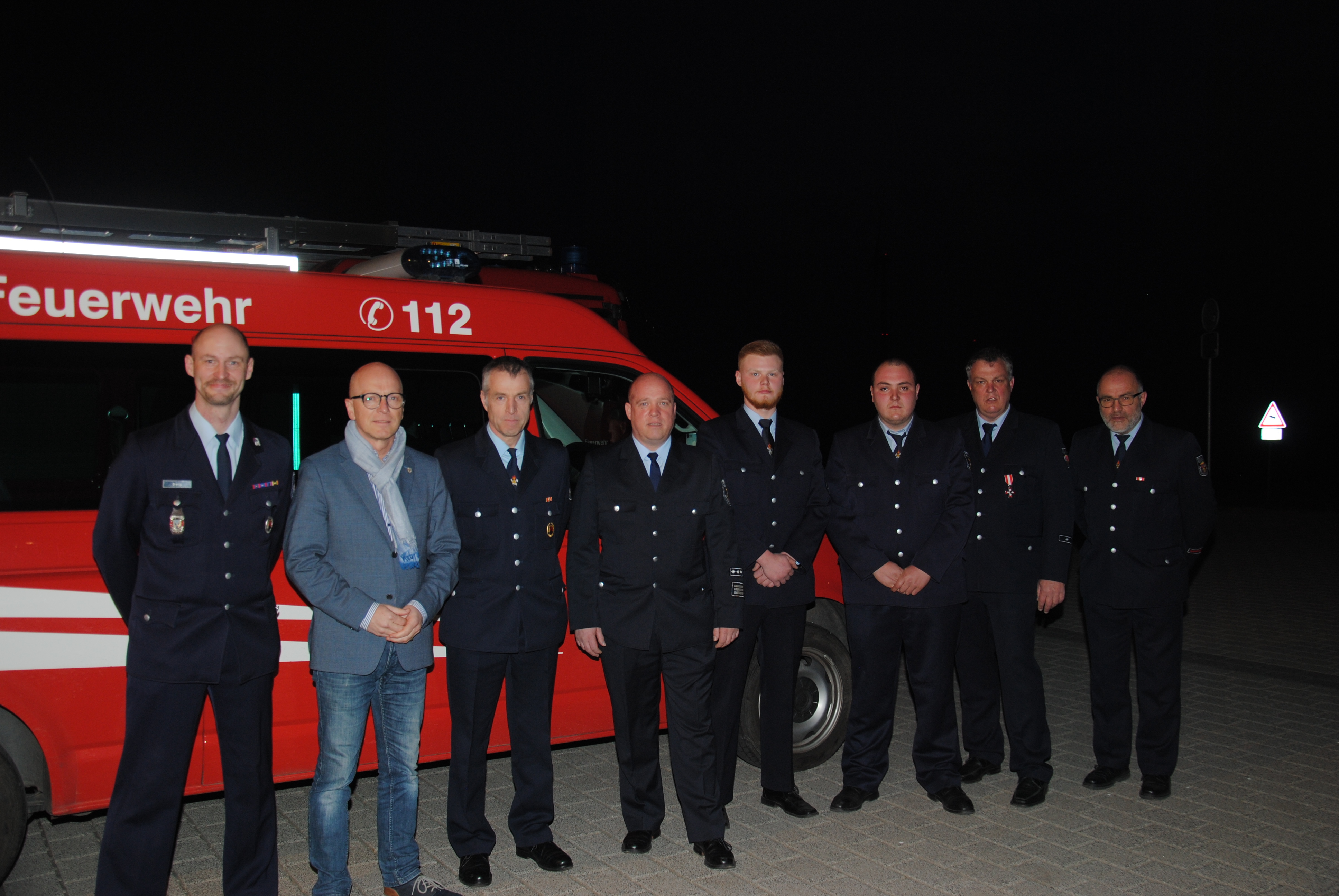 Oberbürgermeister Dirk Meid, Wehrleiter Andreas Faber, Löschzugführer Peter Kaliszan mit den geehrten und beförderten/ ernannten Feuerwehrkameraden