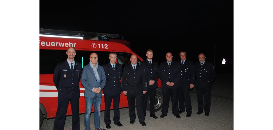 Oberbürgermeister Dirk Meid, Wehrleiter Andreas Faber, Löschzugführer Peter Kaliszan mit den geehrten und beförderten/ ernannten Feuerwehrkameraden 