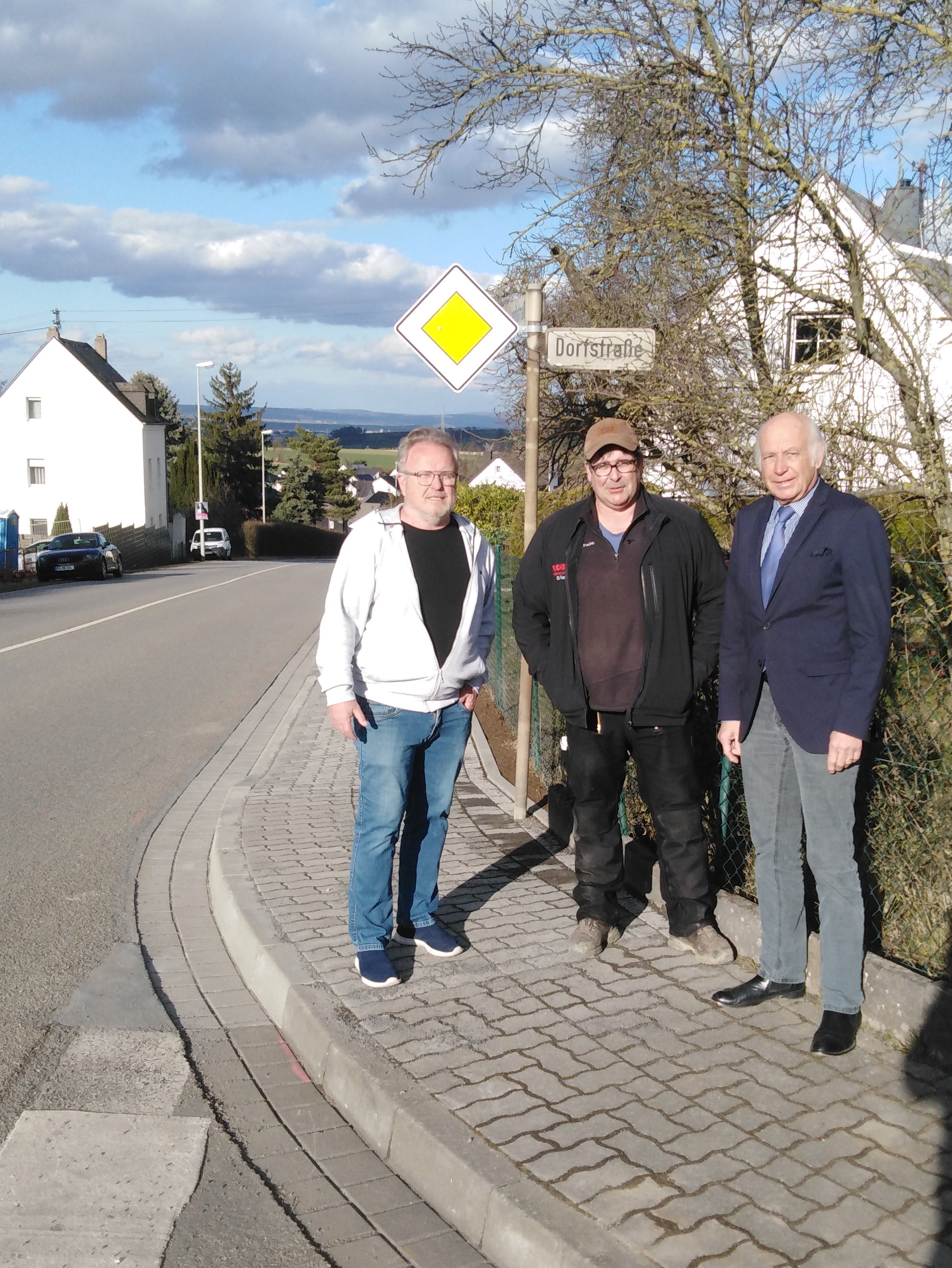 v.r.n.l.: Bürgermeister Bernhard Mauel, Herr Fuchs von der ausführenden Baufirma und Ortsvorsteher Karl-Josef Weber im Rahmen der förmlichen Bauabnahme