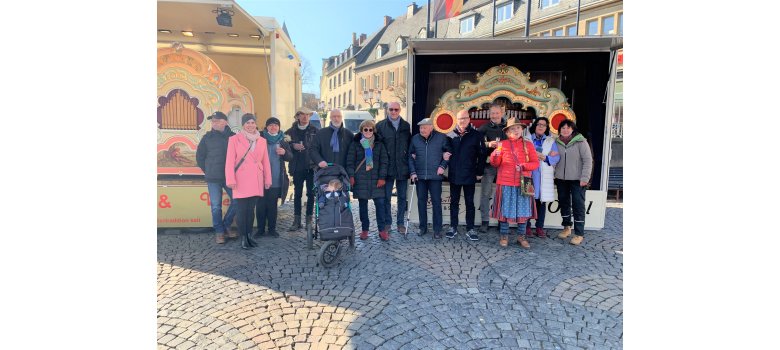 Mehrere Personen stehen vor Schaustellerwagen zum Abschied von Marktmeister Horst Krämer