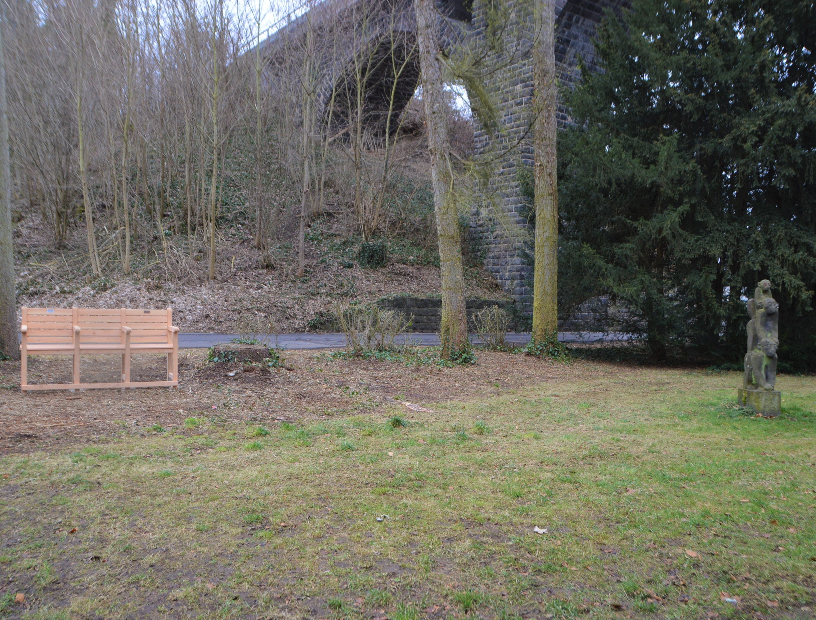Eine neue Senioren-Sitzbank in den Grünanlagen in der Bürresheimer Straße, in der Nähe der Skulptur ‚Die 3 Affen‘.