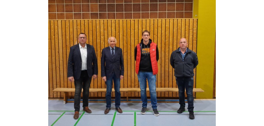Links: Stellvertretender Wehrleiter Thomas Velten, Bürgermeister Bernhard Mauel, Wehrleiter Andres Faber und Nachfolger Stefan Stein