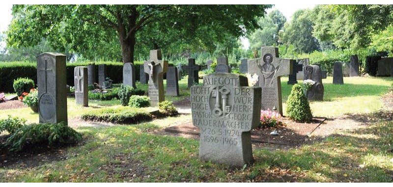 Grabmahl in Grau  auf dem Hauptfriedhof - grüner Rasen
