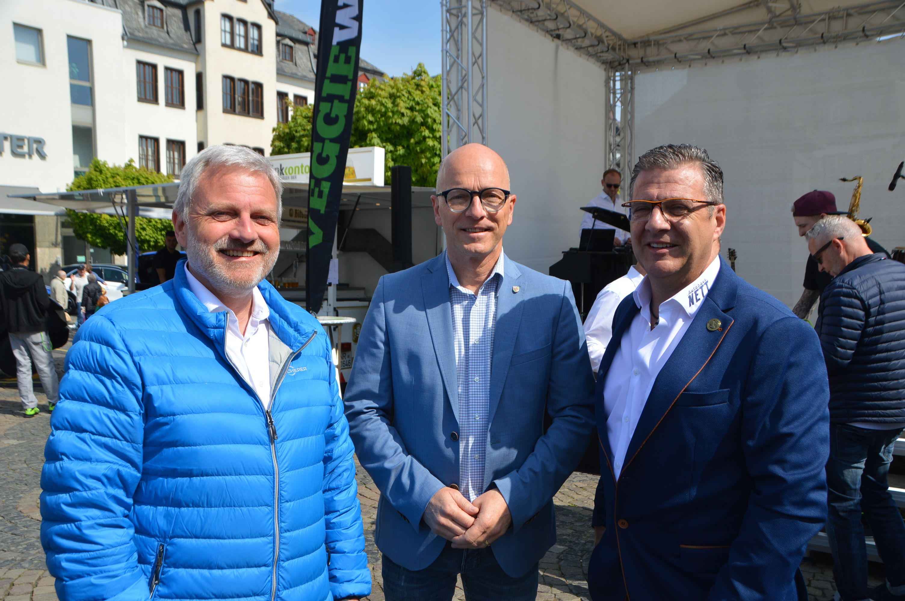 Rudi Gering vom Autohaus Scherer, Oberbürgermeister Dirk Meid und Jürgen nett vom Autohaus Nett vor der Bühne auf dem Marktplatz