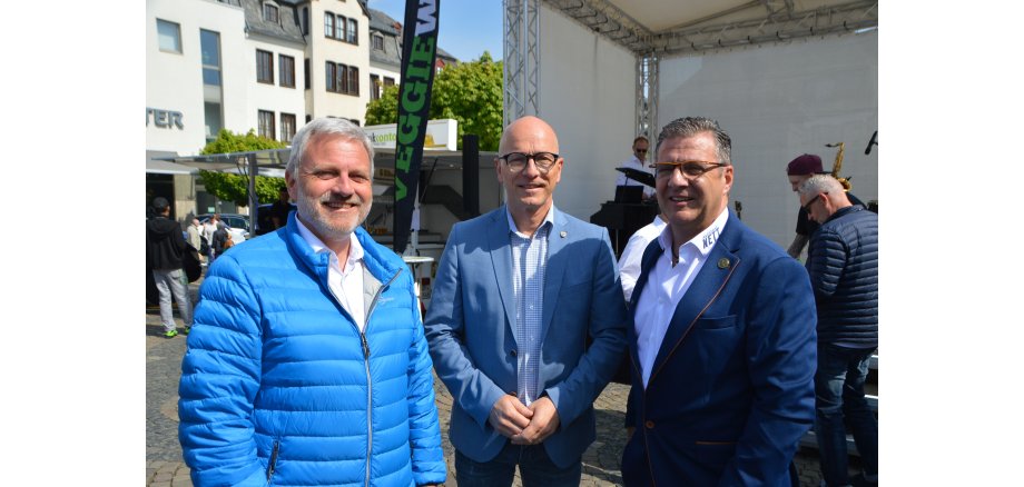 Rudi Gering vom Autohaus Scherer, Oberbürgermeister Dirk Meid und Jürgen nett vom Autohaus Nett vor der Bühne auf dem Marktplatz