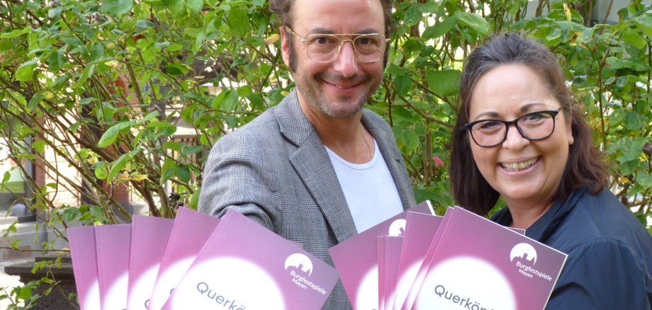 Alexander May und Petra Schumacher halten die neuen Festschriften in der Hand