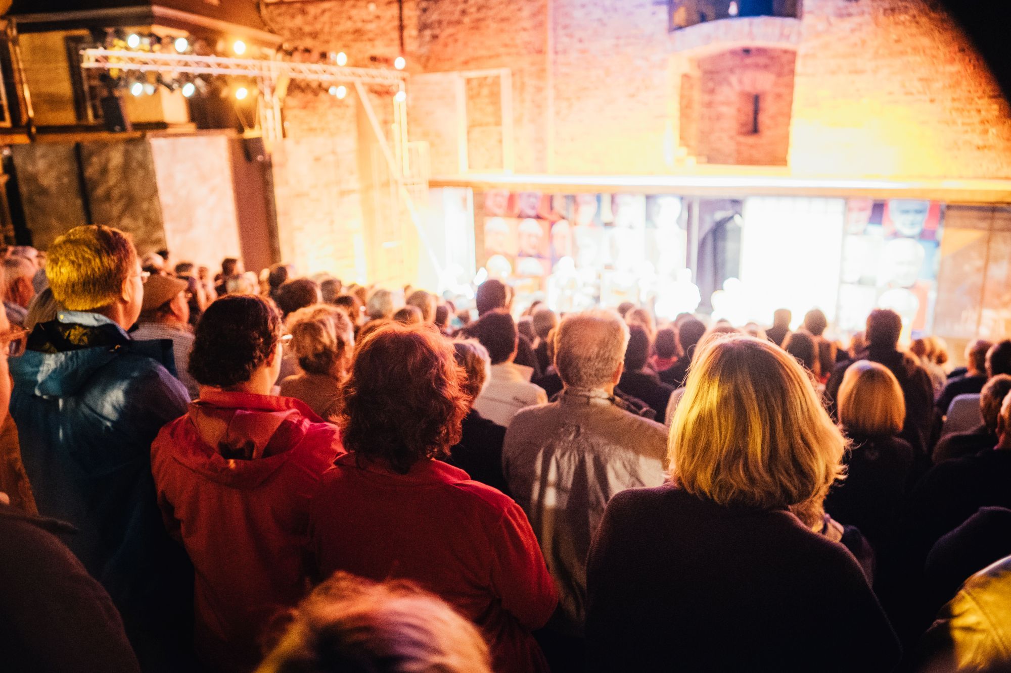 Gemütliche Stimmung im Burghof der Genovevaburg