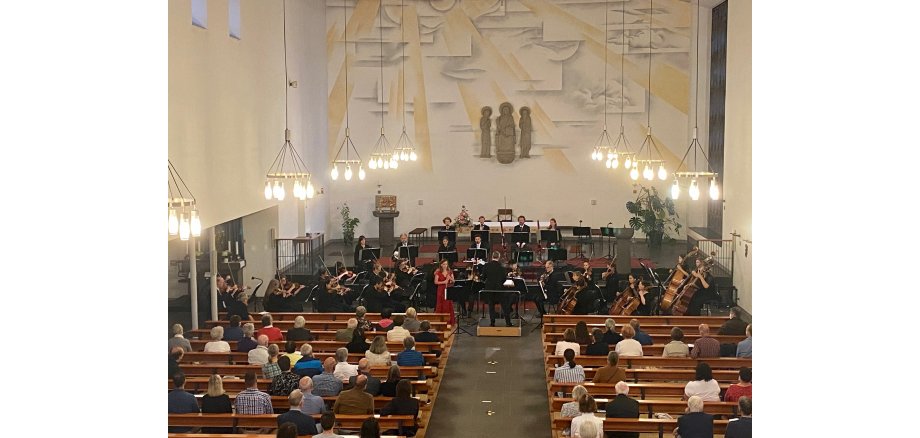 Rheinische Philharmonie in der St. Veit Kirche in Mayen beim spielen zu sehen