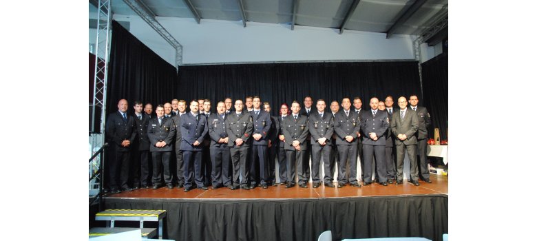 Viele Personen in Uniform auf einer Bühne