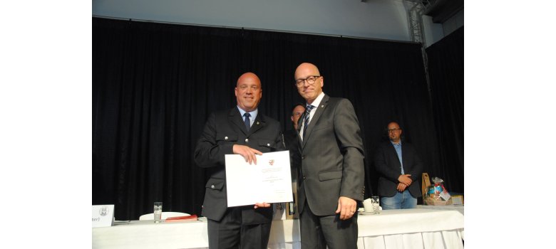 Andreas Faber und Oberbürgermeister Dirk Meid mit der goldenen Ehrennadel