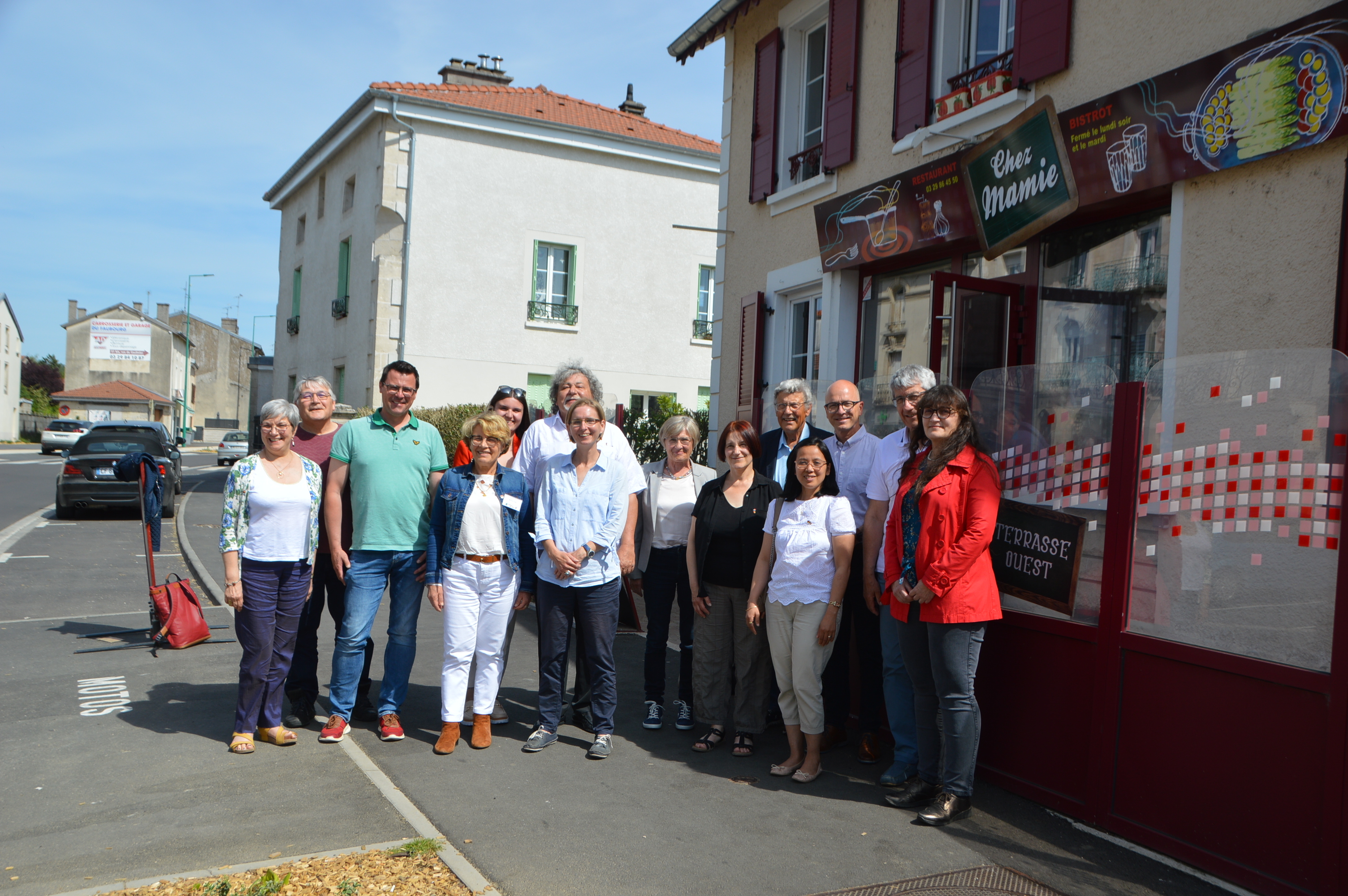 Vertreter der beiden Freundschaftskreise vor einem Cafe