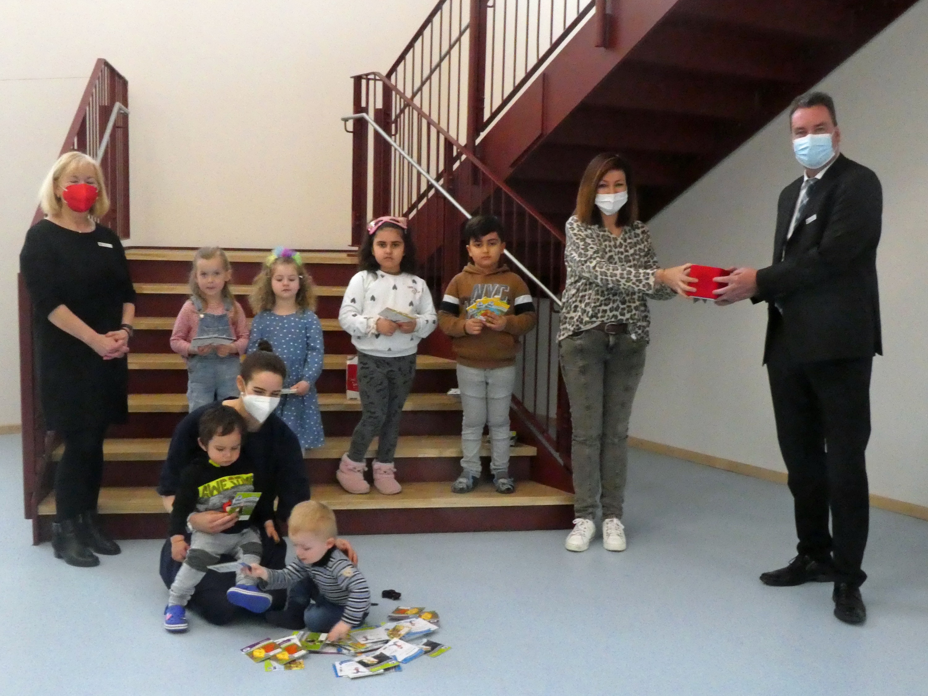 Übergabe der Tonie-Box vor einer Treppe