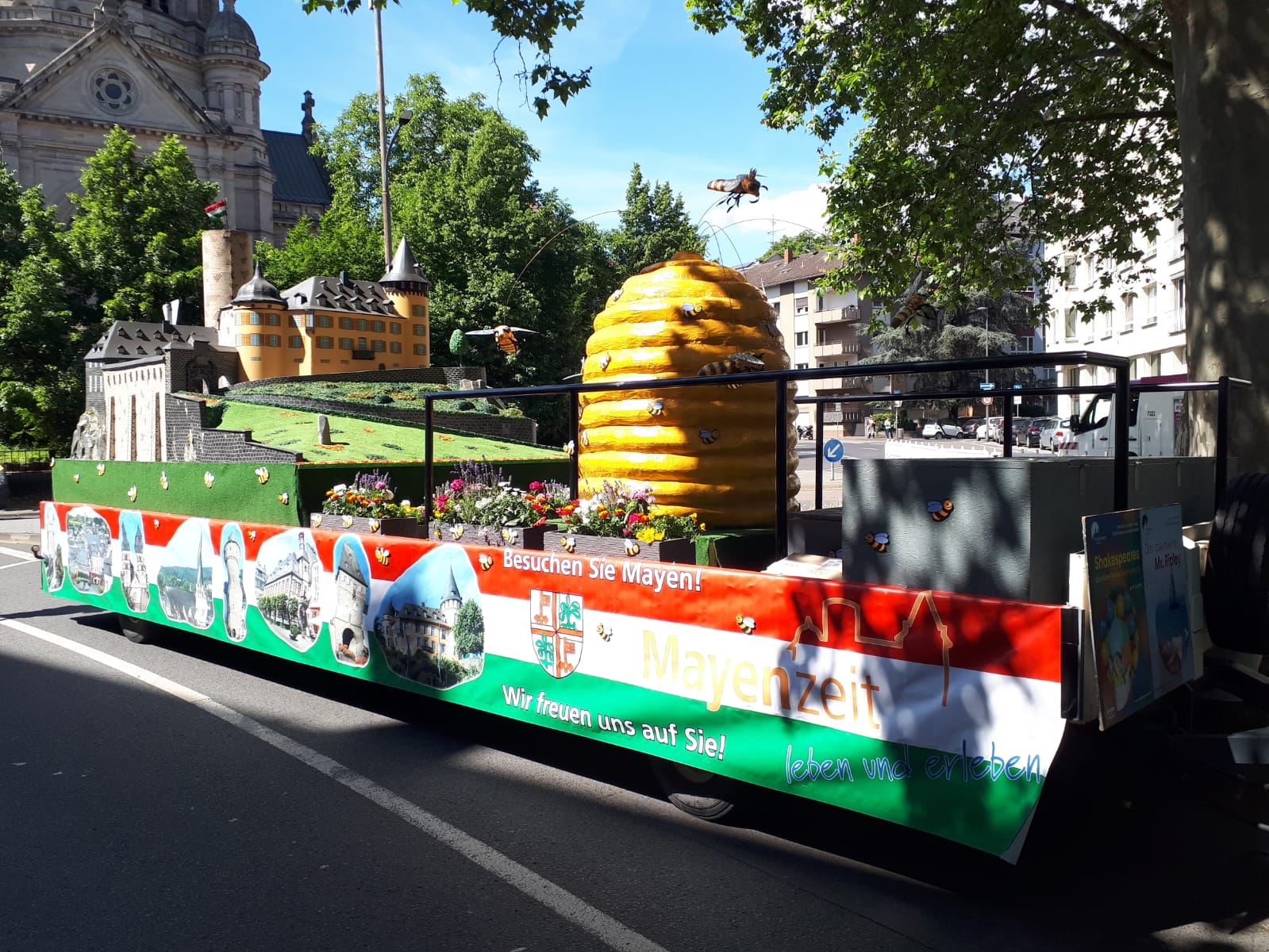 Den Mayener Festwagen zierte, passend zum diesjährigen Motto, ein riesiger Bienenkorb.