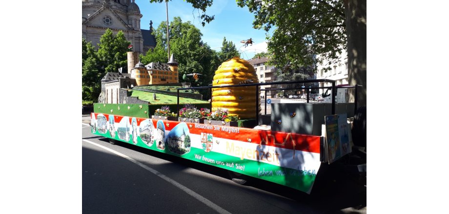 Den Mayener Festwagen zierte, passend zum diesjährigen Motto, ein riesiger Bienenkorb.