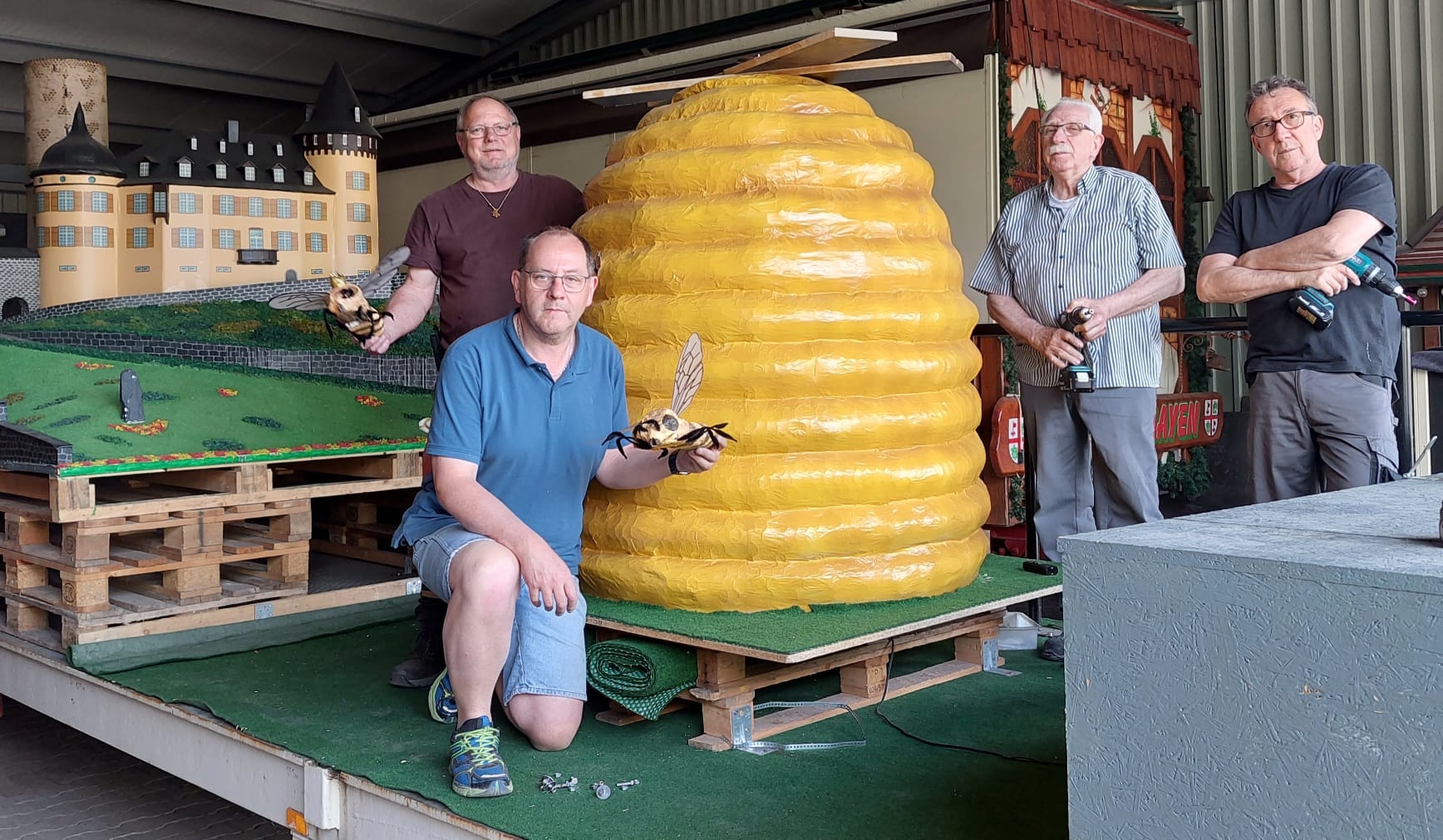Die Wagenbautruppe bei der Arbeit auf einem Wagen