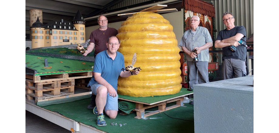 Die Wagenbautruppe bei der Arbeit auf einem Wagen