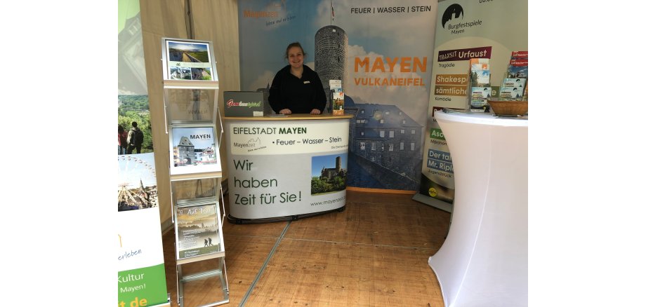 Die Auszubildende Andrea Thieme am Stand der Mayener Tourist-Information