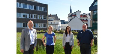 Oberbürgermeister Dirk Meid, Dr. Ina Rüber, Büroleitung Jasmin Alter und Wolfgang Goeken vom Personalrat vor dem Rathaus