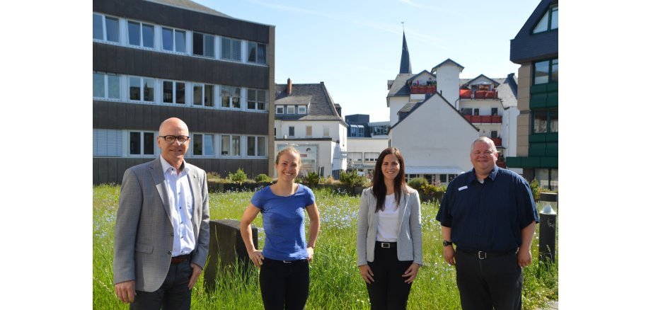 Oberbürgermeister Dirk Meid, Dr. Ina Rüber, Büroleitung Jasmin Alter und Wolfgang Goeken vom Personalrat vor dem Rathaus