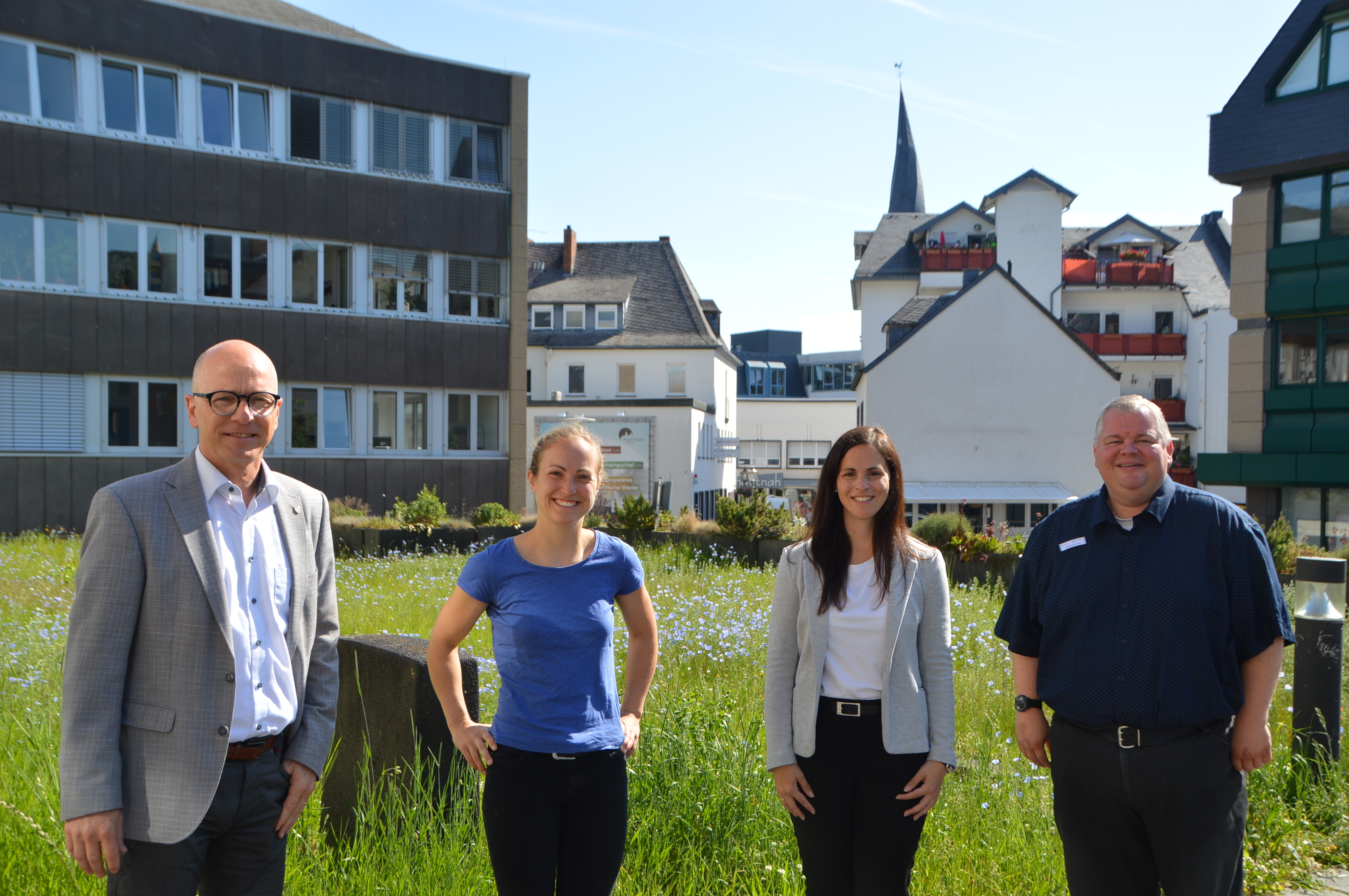 Oberbürgermeister Dirk Meid, Dr. Ina Rüber, Büroleitung Jasmin Alter und Wolfgang Goeken vom Personalrat vor dem Rathaus