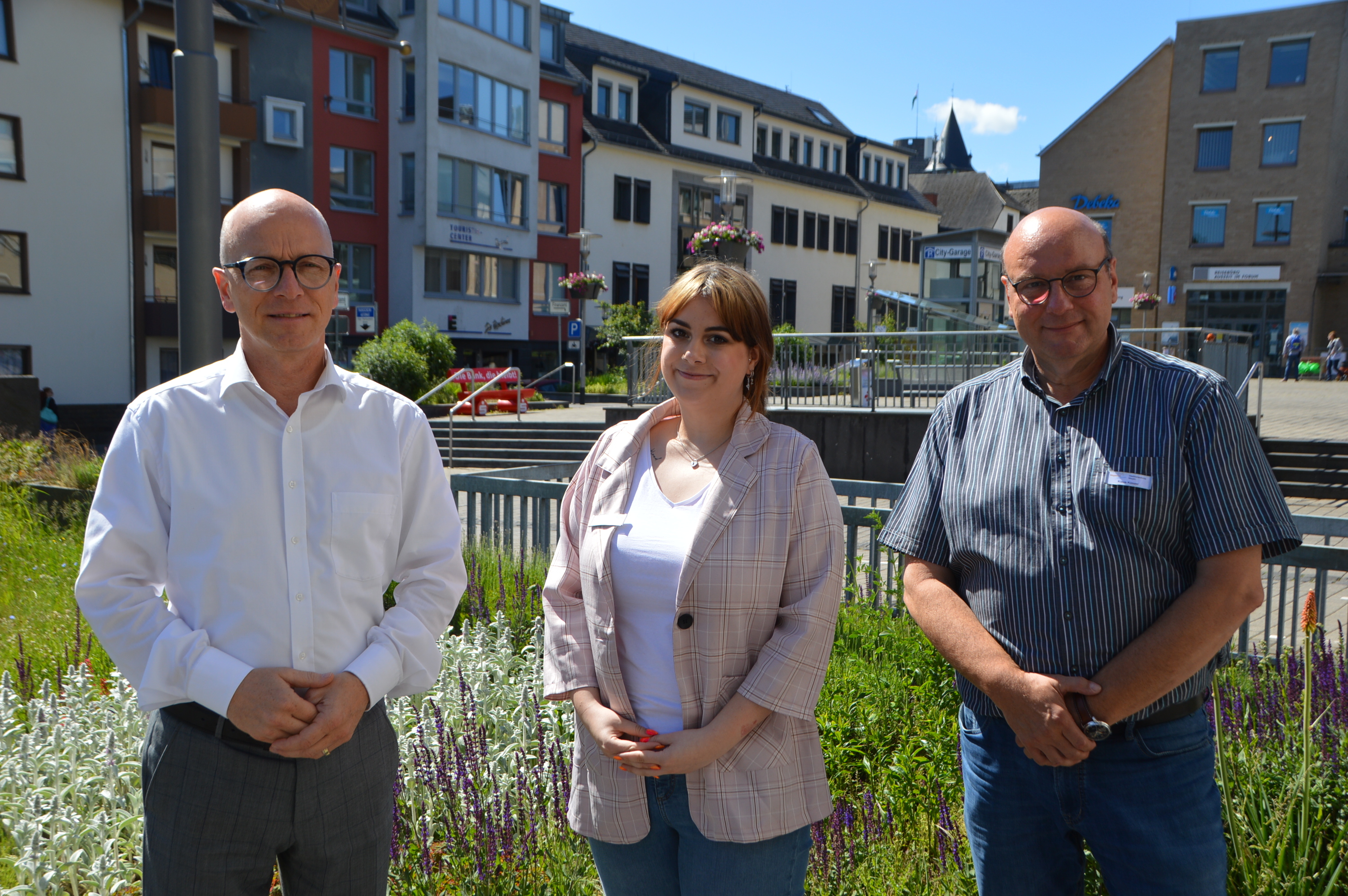 Oberbürgermeister Dirk Meid, die neue JAV Zoe Mertz und Klaus Künzer aus dem Zentralbereich 1.1 Verwaltungssteuerung, Büroleitung