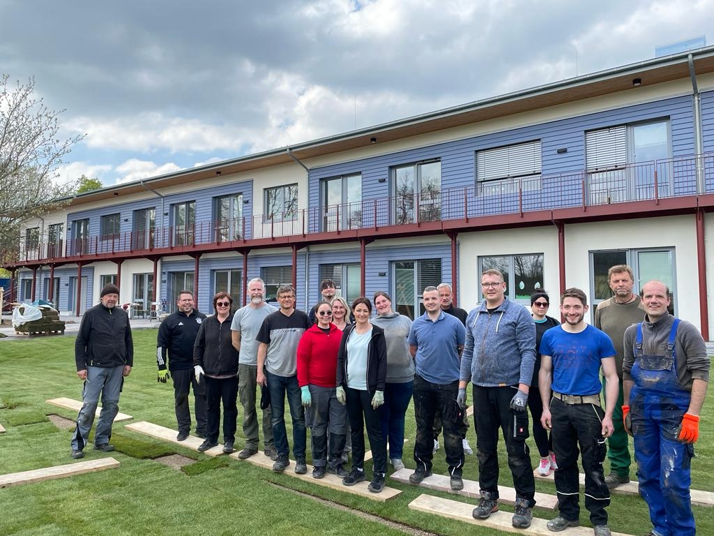 Alle Helfer und Helferinnen auf neu frisch verlegten Rollrasen der Kita