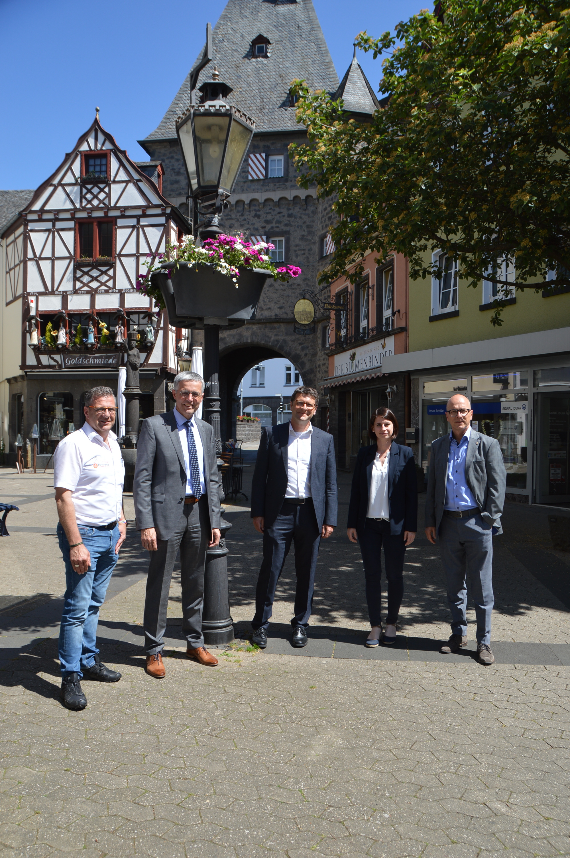 Jürgen Nett, Karl-Josef Esch, Oliver Engels, Christina Wolff und Oberbürgermeister Dirk Meid machten sich vor Ort ein Bild von den attraktiven Blumenampeln in der Innenstadt