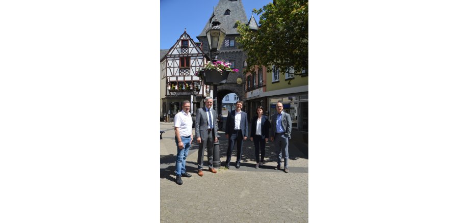 Jürgen Nett, Karl-Josef Esch, Oliver Engels, Christina Wolff und Oberbürgermeister Dirk Meid machten sich vor Ort ein Bild von den attraktiven Blumenampeln in der Innenstadt