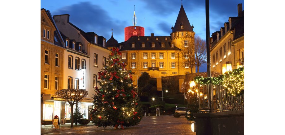 Mayener Marktplatz und die Genovevaburg in weihnachtlichem Glanz