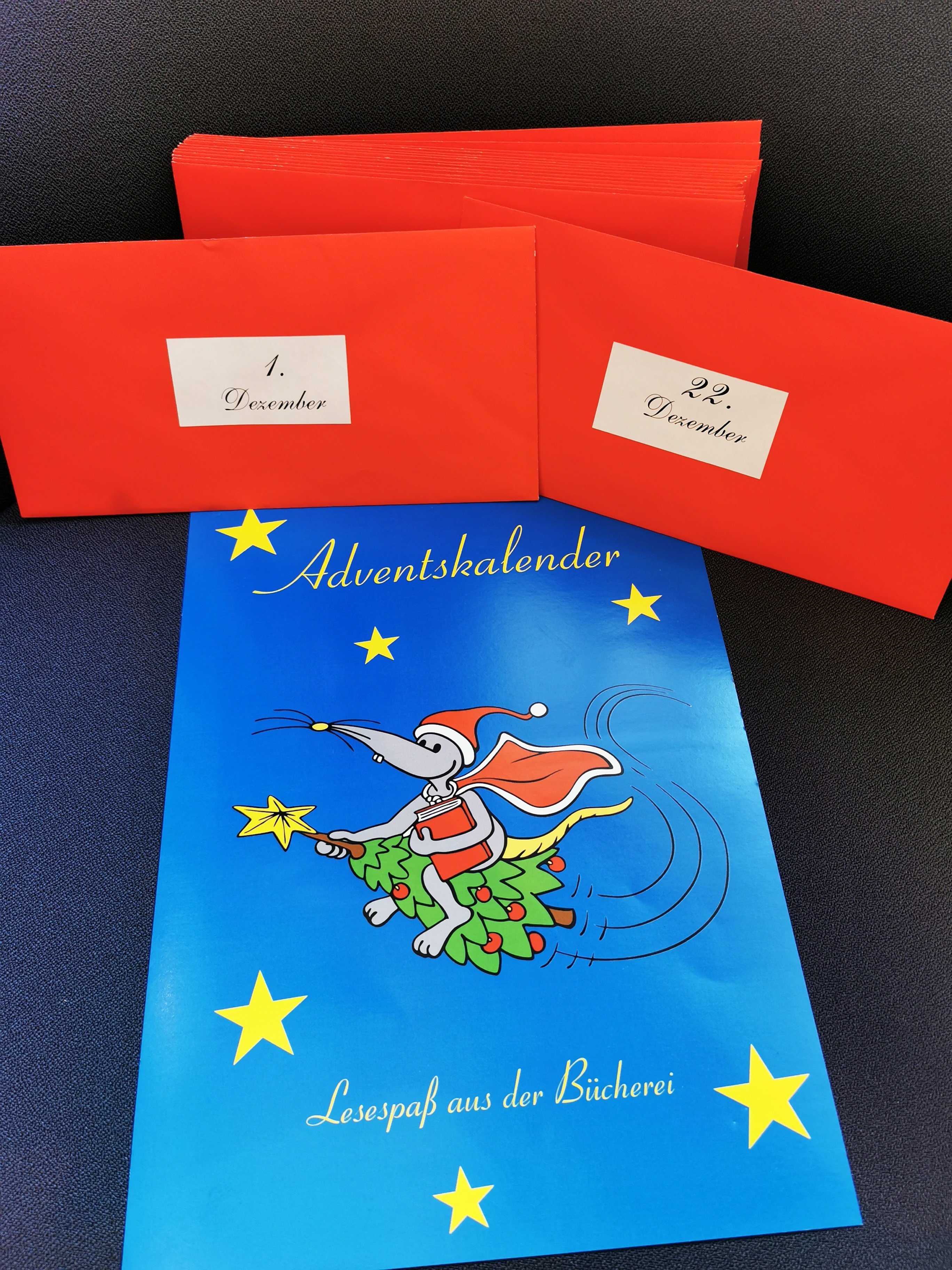 Ein blauer Kalender und rote Umschläge