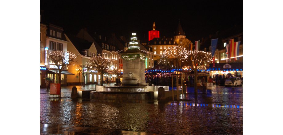 Geschmückter Marktplatz im Dunkeln