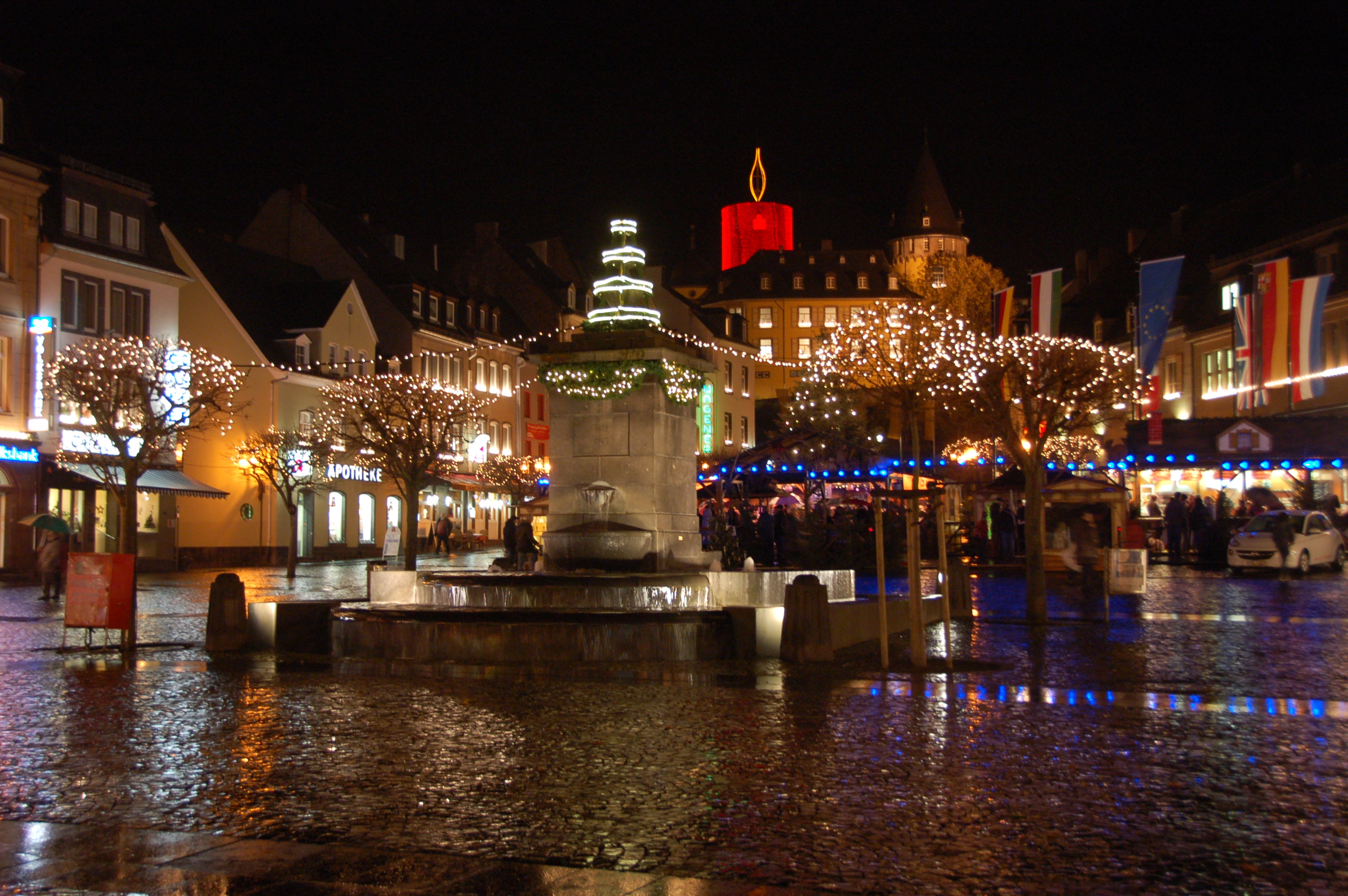 Geschmückter Marktplatz im Dunkeln