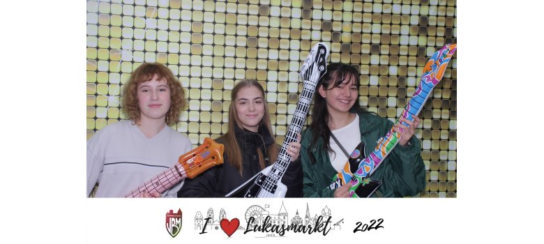 3 Mädchen mit aufblasbaren Gitarren in der Fotobox