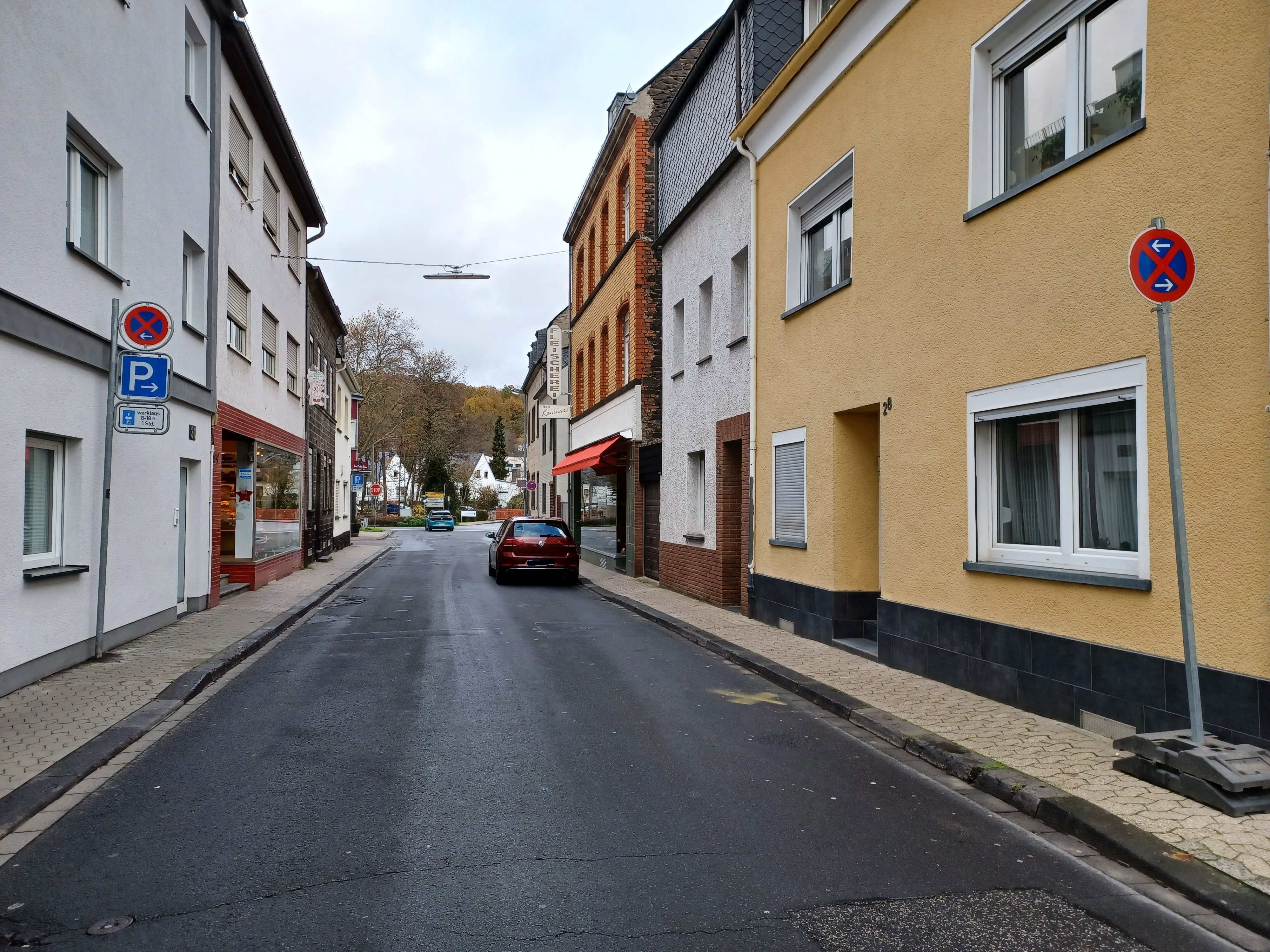 Bild von einer Straße - links und rechts sieht man Häuser