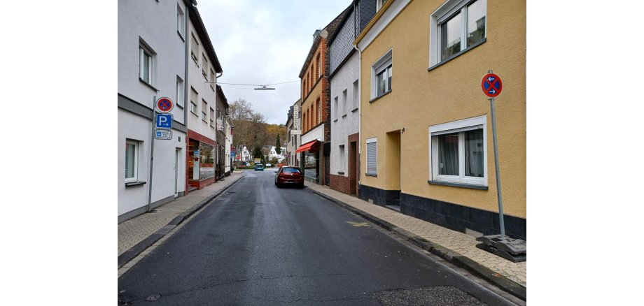 Bild von einer Straße - links und rechts sieht man Häuser