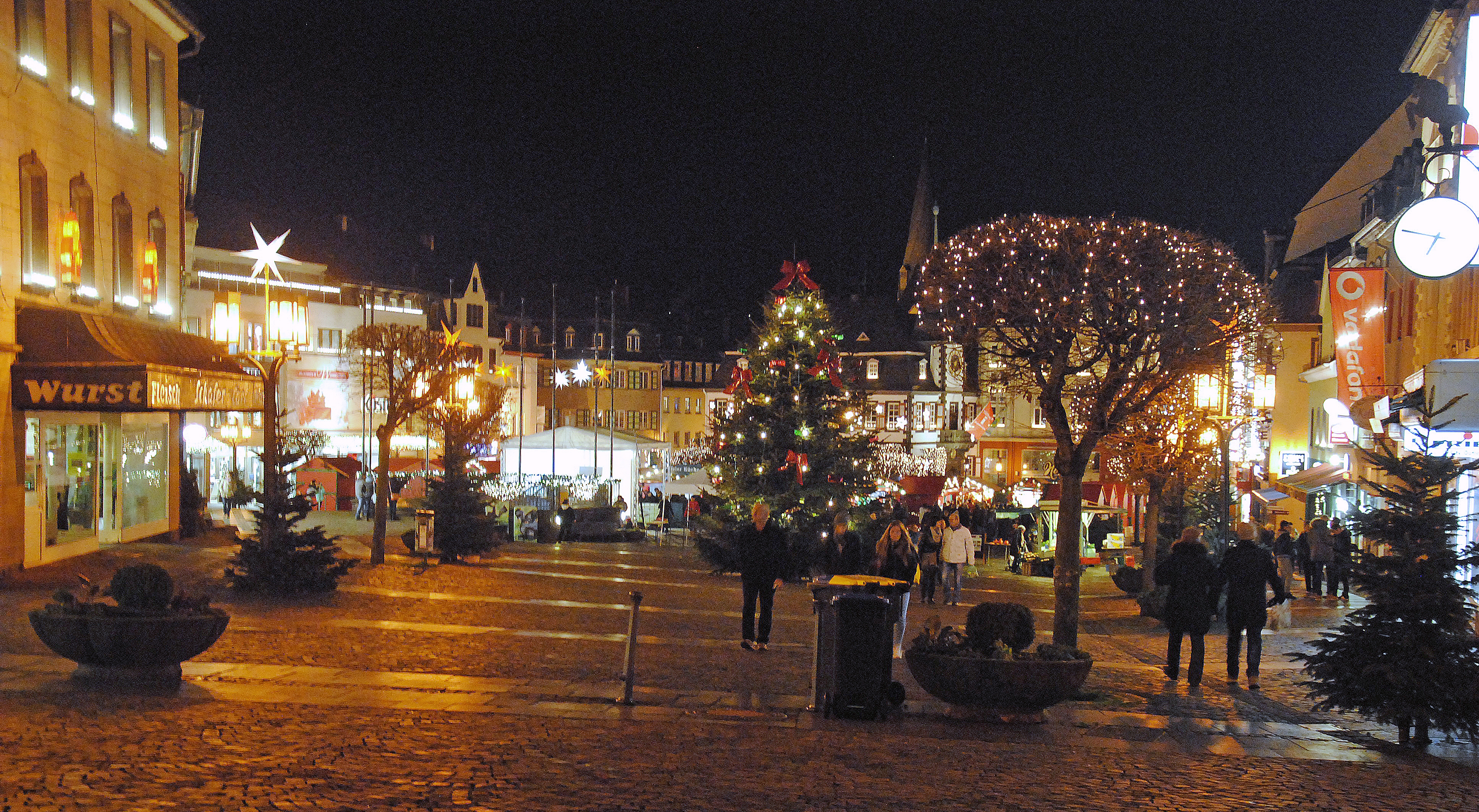 Beleuchteter Marktplatz im Dunkeln