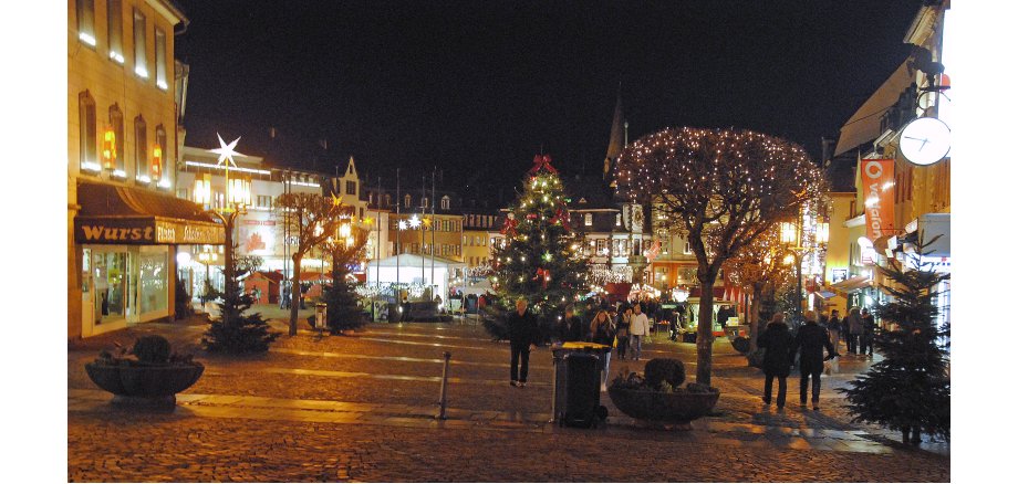 Beleuchteter Marktplatz im Dunkeln