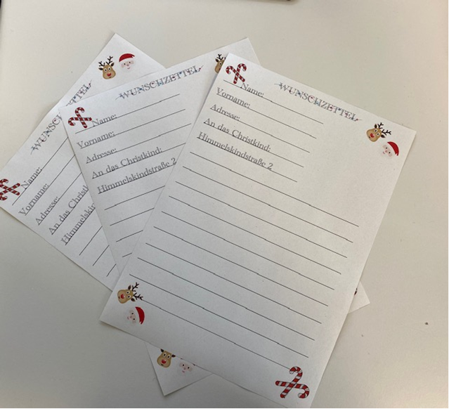 Drei Wunschzettel vor weißem Hintergrund