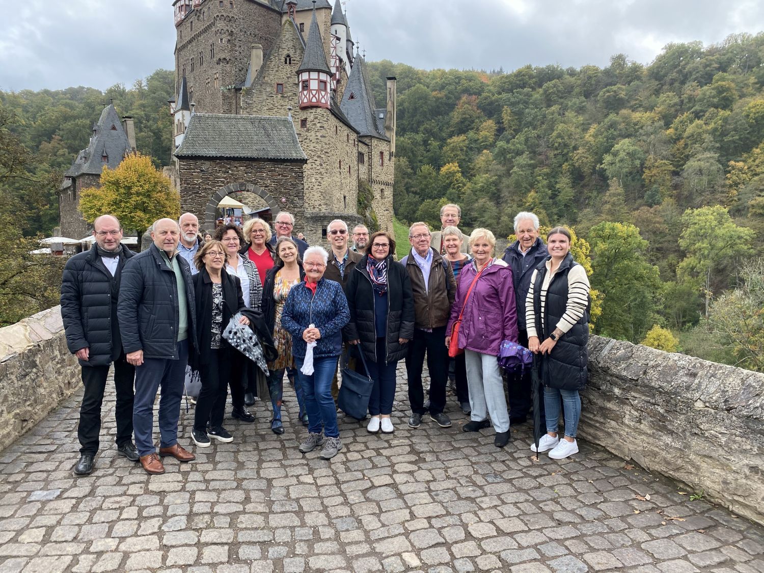 Eine Personengruppe vor der Burg Eltz