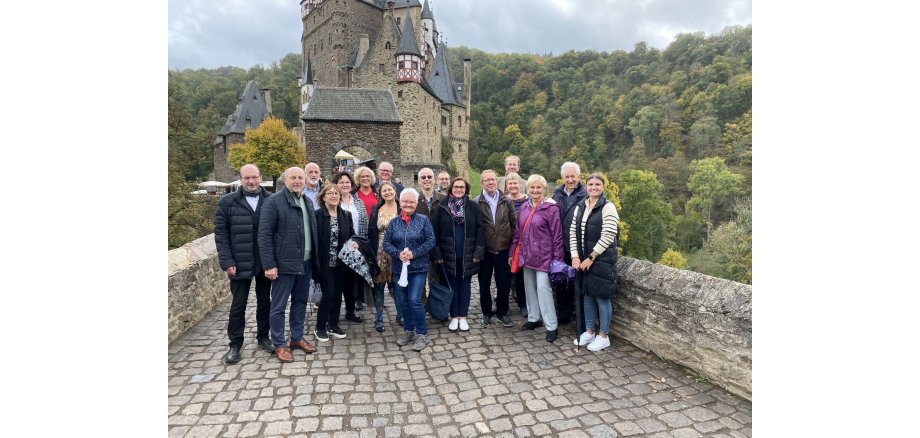 Eine Personengruppe vor der Burg Eltz