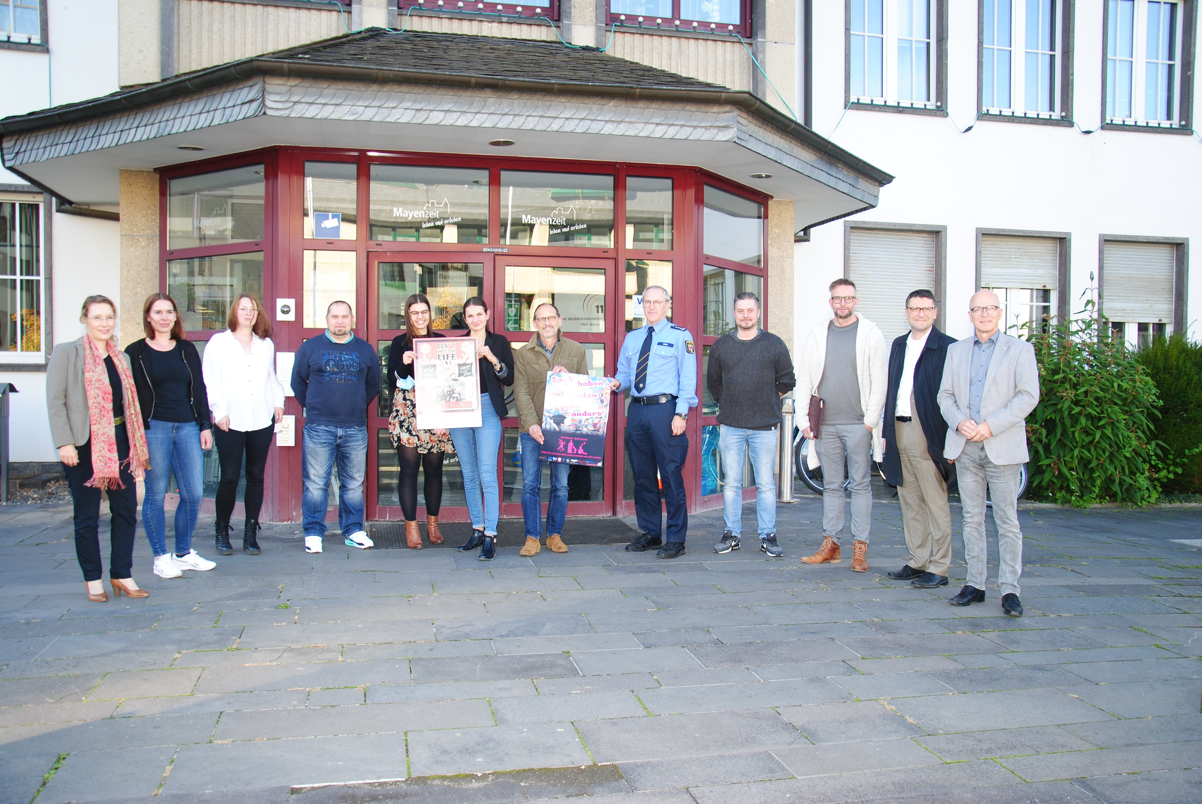 12 Personen vor dem Eingang der Verwaltung