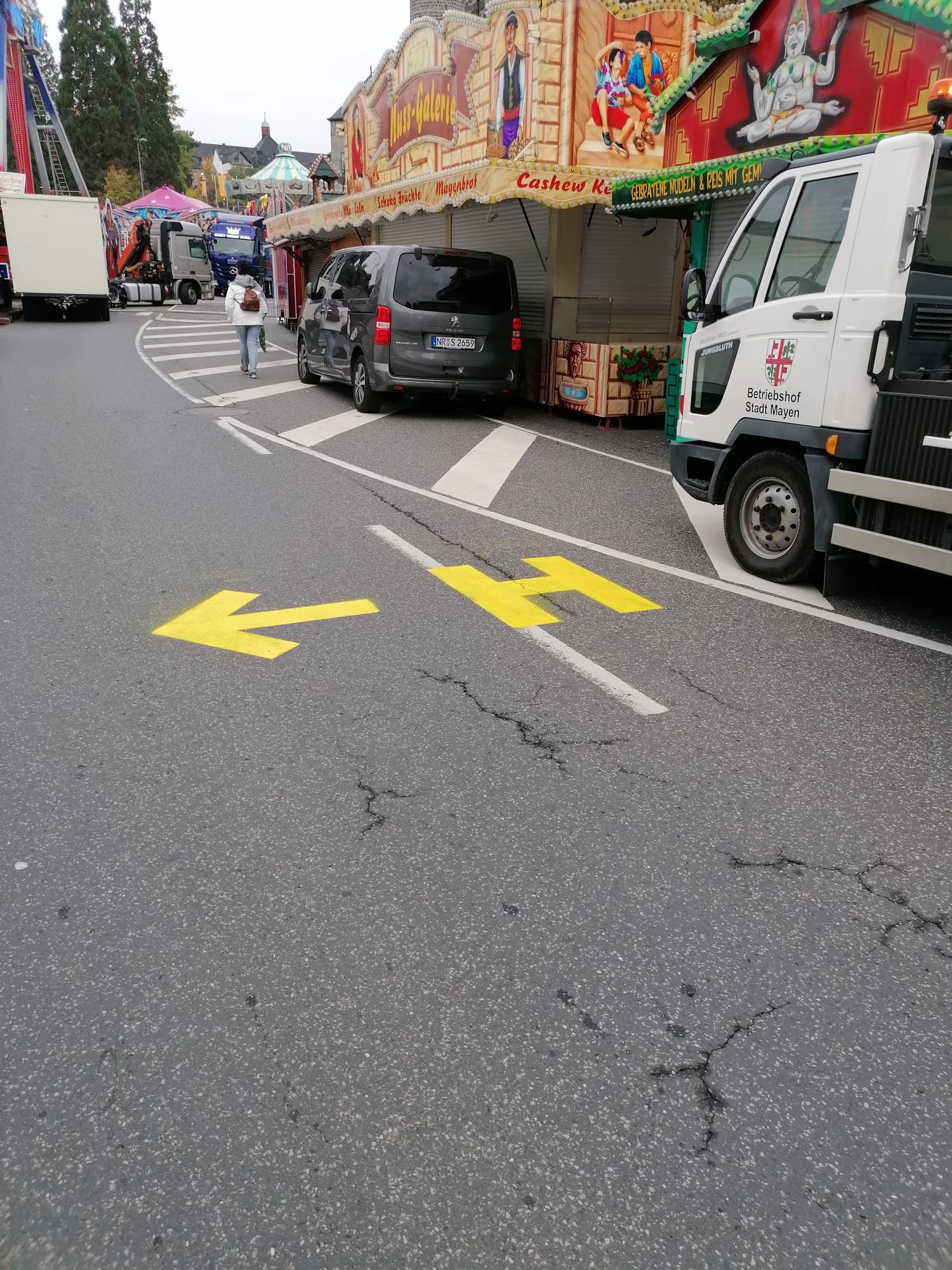 Gut sichtbare Markierungen verweisen auf die verschiedenen Standorte der Hydranten.