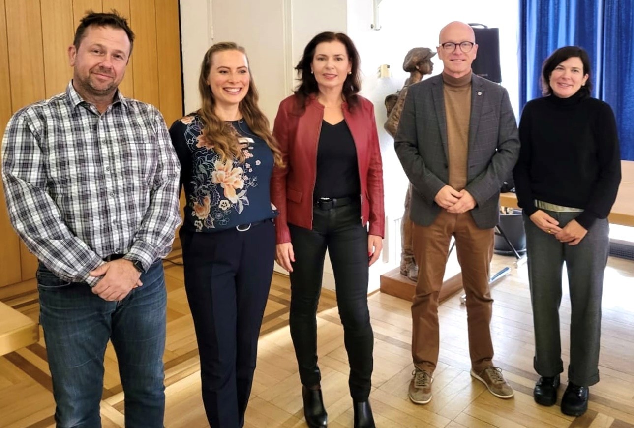 v.l.n.r: Fachbereichsleiter FB 2.3 Peter Brück, Netzwerkkoordinatorin Stadtjugendamt Nadine Wiesinger, Referentin Dr. Petra Rösgen, Oberbürgermeister Dirk Meid, Koordinatorin Netzwerk Familienbildung FBS Mayen e.V. Melanie Hellmann stehen nebeneinander im Sitzungssaal des Rathauses Mayen