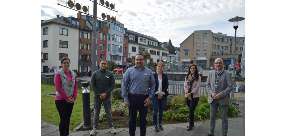 von links nach rechts: stellvertretende Personalratsvorsitzende Svenja Schäfges-Zimmer, Till Steffens, Markus Hummrich, Sarah Gördes, Büroleiterin Jasmin Alter und Oberbürgermeister Dirk Meid stehen vor der Verwaltung mit Abstand versetzt.