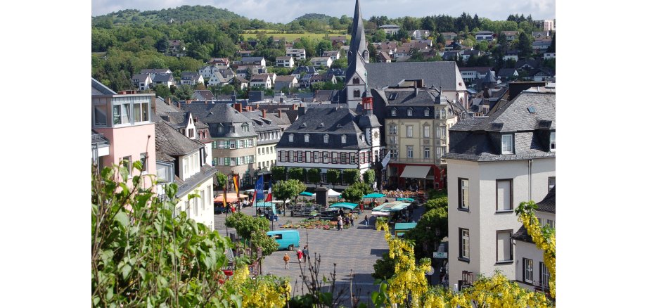 Das Bild zeigt den Marktplatz der Stadt Mayen an einem Markttag 